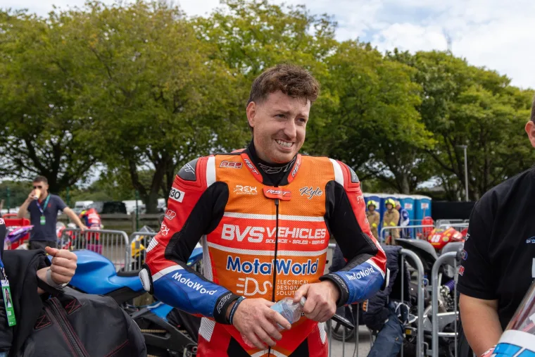 Final qualifying session of the 2026 Manx Grand Prix concludes as two riders lap over 120mph